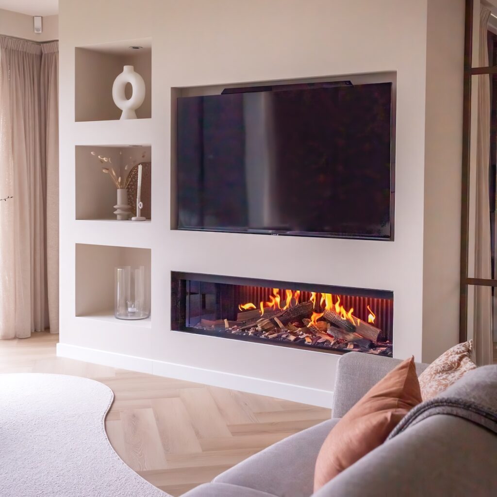 Overzicht van de woonkamer met Dru Virtuo 150 Evolve elektrische inbouwhaard, visgraatvloer en Japandi-stijl interieur in neutrale beige tinten