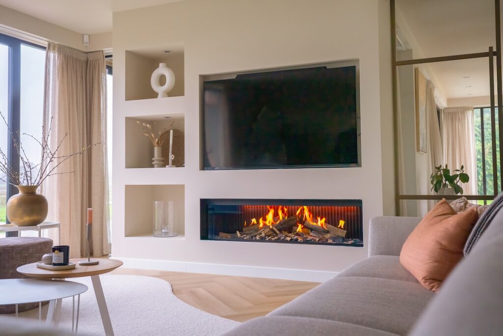 Maatwerk cinewall rondom Dru Virtuo 150 Evolve elektrische haard, strak meubel met opbergruimte en geïntegreerde tv in nieuwbouwwoning Amersfoort