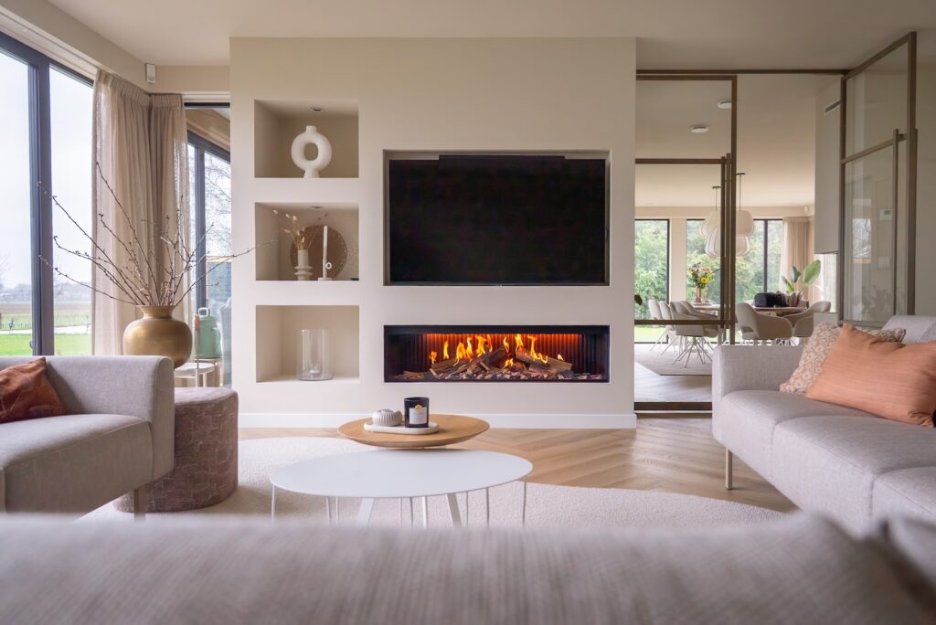 Dru Virtuo 150 Evolve elektrische inbouwhaard in nieuwbouwwoning in Amersfoort, geïntegreerd in maatwerk cinewall met televisie