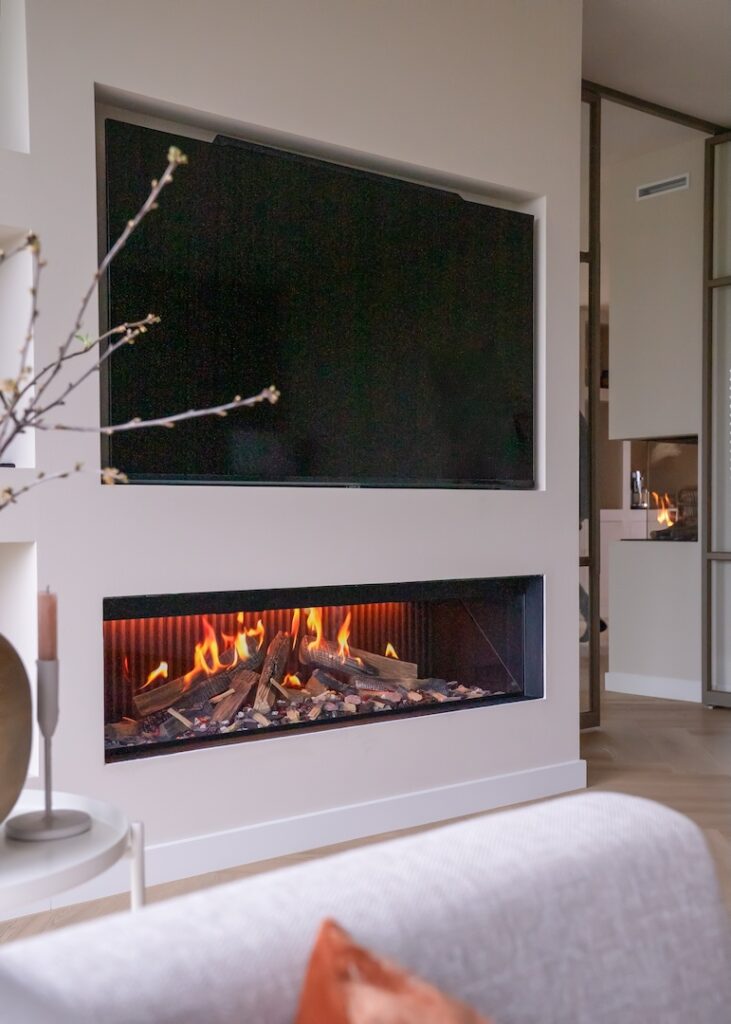 Sfeervolle weergave van de Dru Virtuo 150 Evolve elektrische haard in Amersfoort, met warme gloed en harmonie met Japandi-interieur