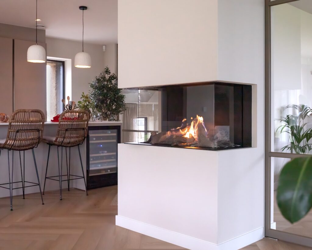 Moderne gashaard met visgraatvloer in stijlvolle woning in Amersfoort